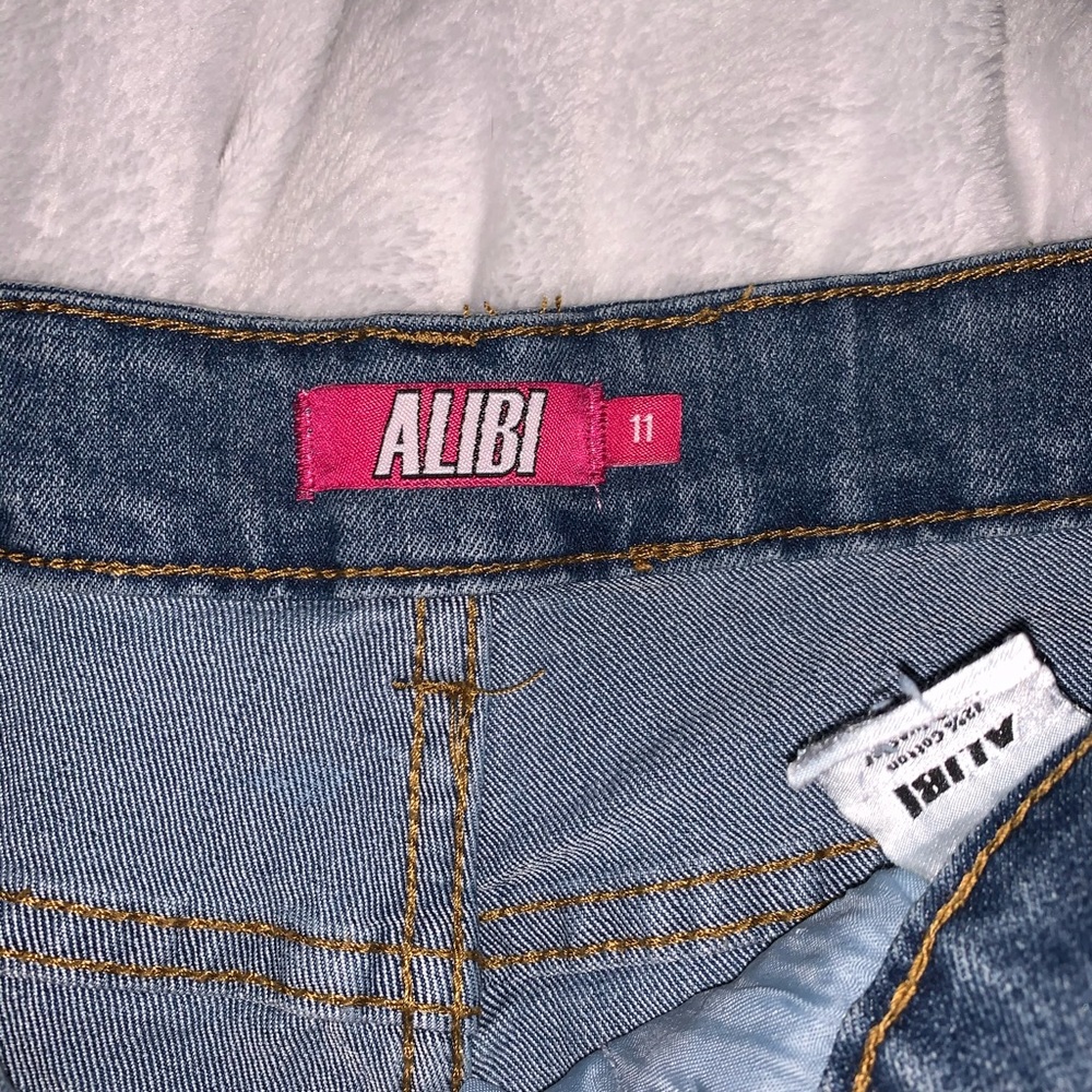 Alibi Shorts - Picture 2 of 3